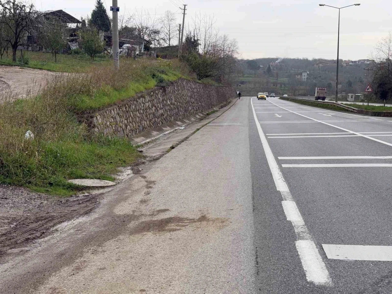 Ticari taksinin çarptığı kadın olay yerinde hayatını kaybetti: Kaza anı kamerada
