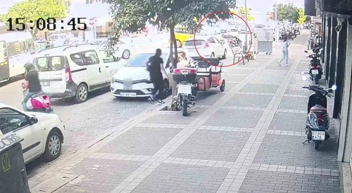 Ticari taksinin çarptığı motosikletlinin asfalt zemine düşme anları kamerada
