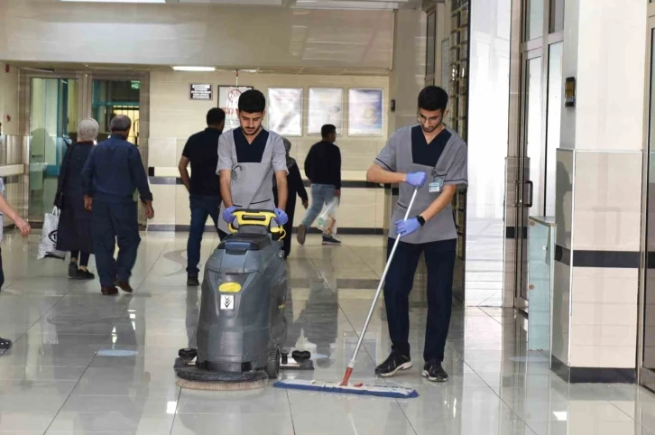 Tıp öğrencileri, kazandıkları fakültenin hastanesinde hem okuyor hem çalışıyor
