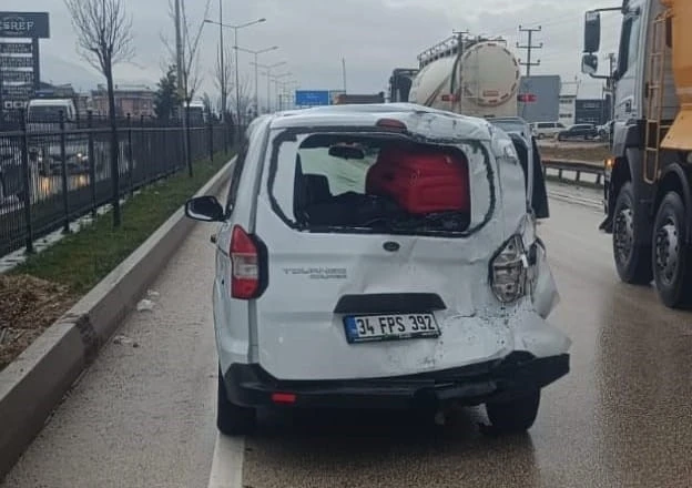 Tır, kırmızı ışıkta bekleyen araca çarptı: 3 yaralı