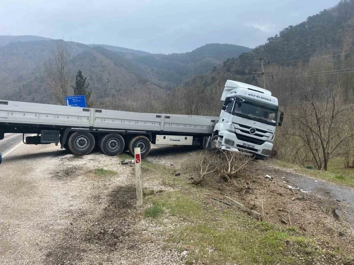 Tır şarampole yuvarlanmaktan son anda kurtuldu
