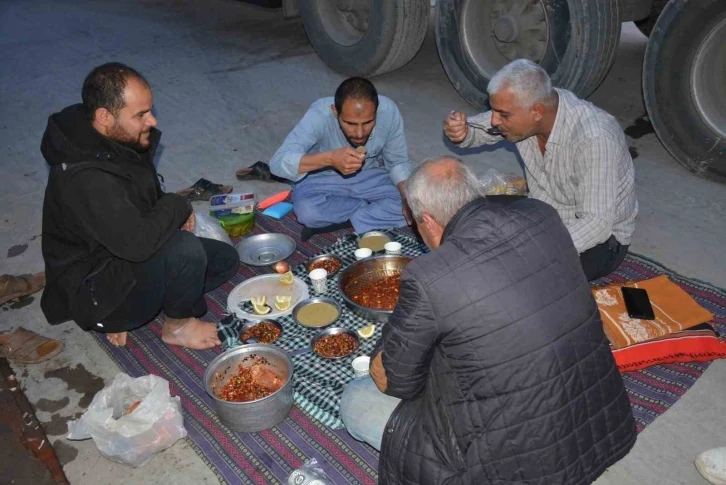 Tır şoförleri Habur Sınır Kapısında sıra beklerken iftar açıyor
