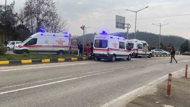 Tır sürücüsü depremzedeleri taşıyan araca çarptı: 7 yaralı