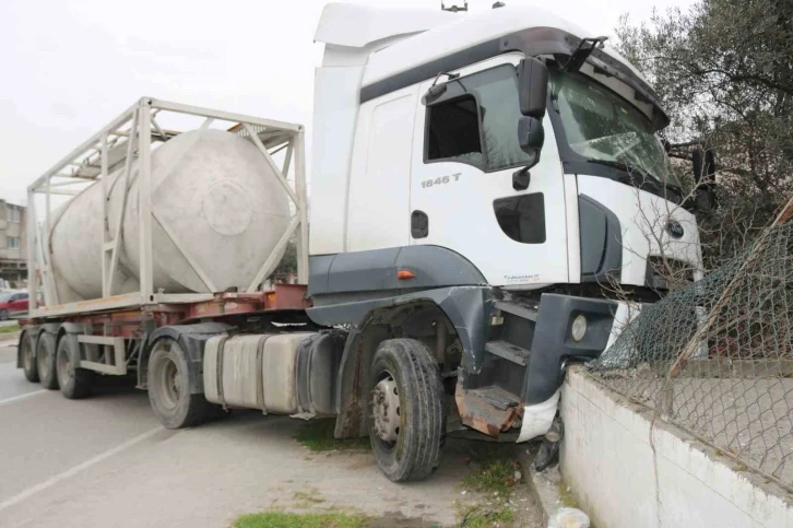 Tır sürücüsü direksiyon başında kalp krizi geçirdi