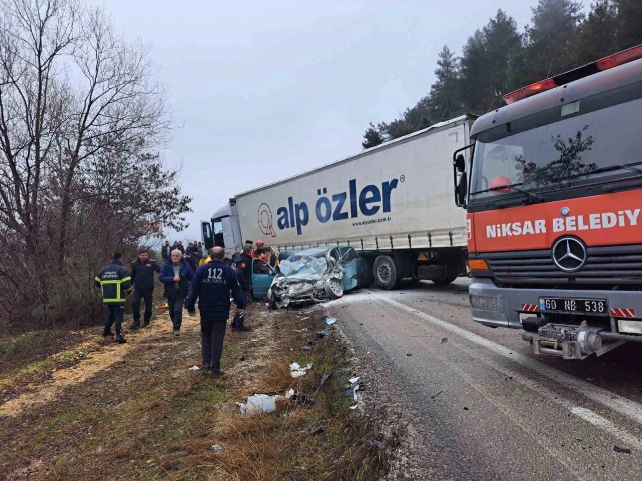 Tıra çarpan Opel marka otomobil 2 kişiye mezar oldu
