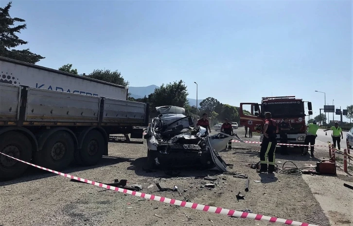 Tıra saplanan aracın sürücüsü direksiyonda kalp krizi geçirmiş (düzeltme)
