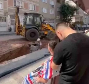 Tıraş olurken yol yapım çalışmasını izledi, gören bir daha baktı