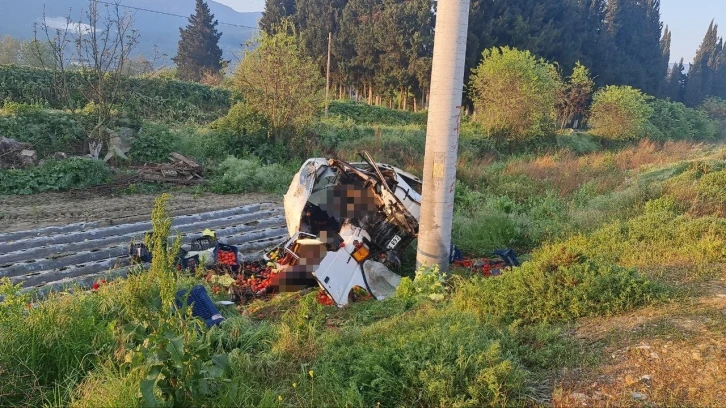 Tire’de minibüs elektrik direğine çarptı: 2 ölü, 1 yaralı
