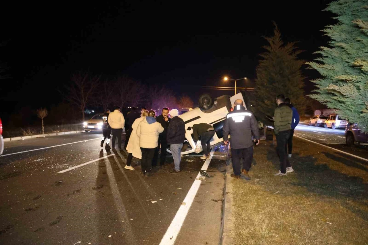 Tırın çaptığı hafif ticari araç takla attı: 2 yaralı
