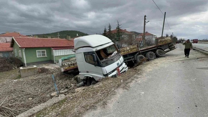 Tırın çarptığı traktörün 2 tekerleği koptu
