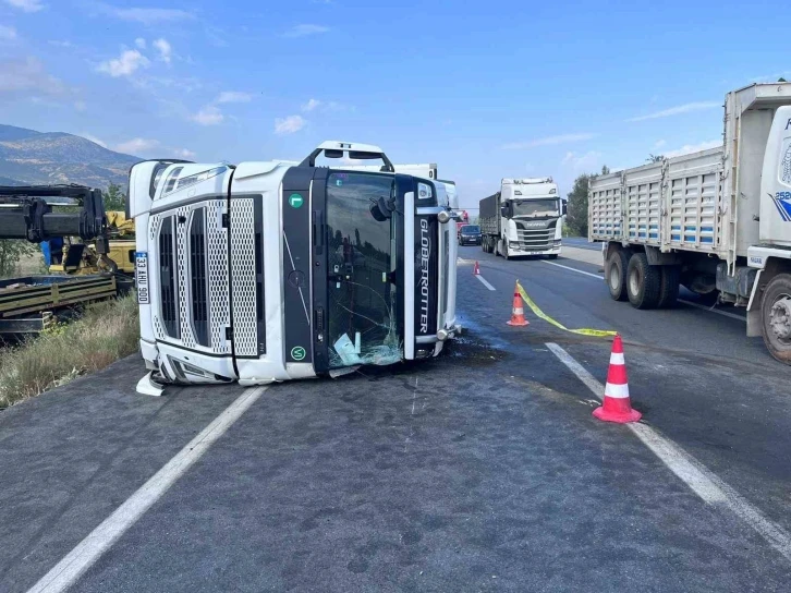 Tırın devrildiği kazada 1 kişi öldü
