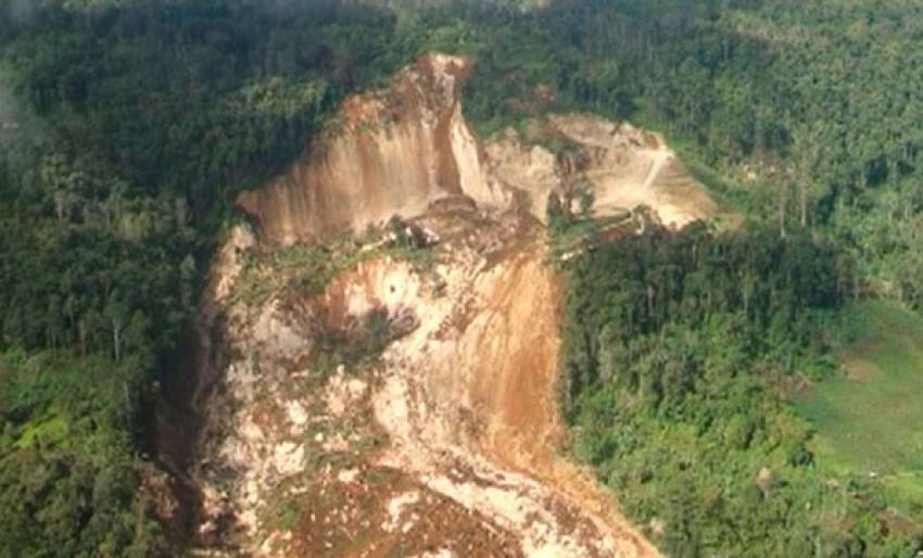 Bali adasında toprak kayması! Ölüler var