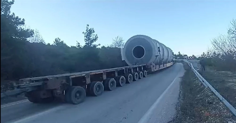 Tokat-Niksar yolunda sıkışan tır nedeniyle trafik 1 saat durdu
