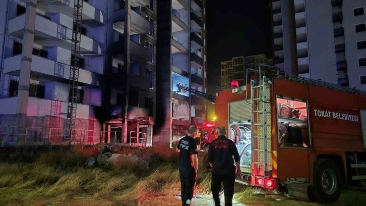 Tokat’ta 10 katlı binada çıkan yangın korkuttu
