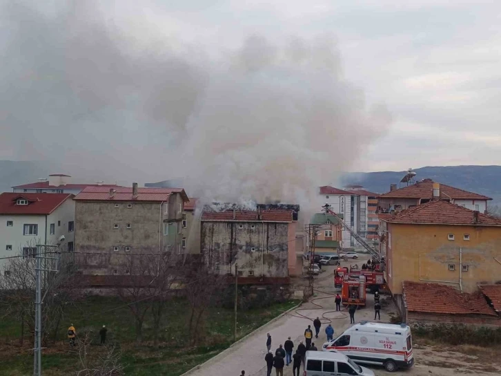 Tokat’ta 3 katlı binanın çatısında korkutan yangın