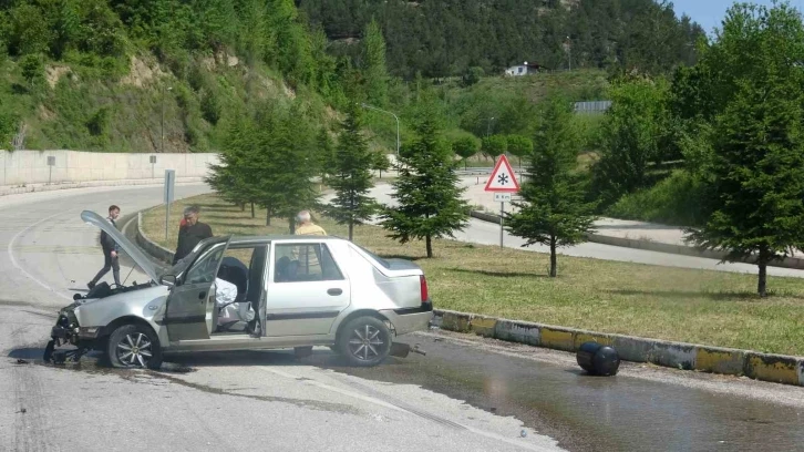 Tokat’ta bariyerlere çarpan aracın LPG tankı yola fırladı
