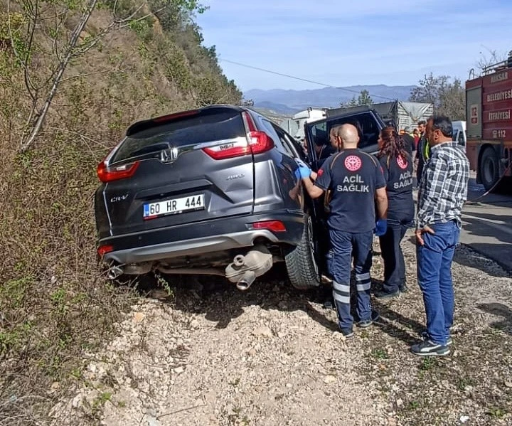 Tokat’ta çekici ile otomobil çarpıştı: 1 yaralı
