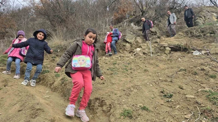 Tokat’ta heyelanın yıktığı köyde vatandaşların patika çilesi
