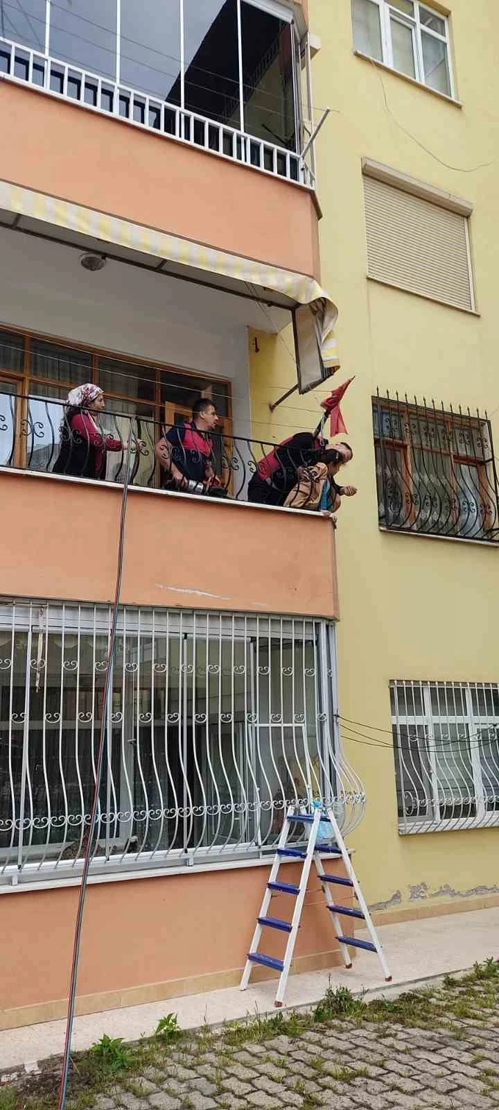 Tokat’ta kafası balkon demirine sıkışan çocuk kurtarıldı
