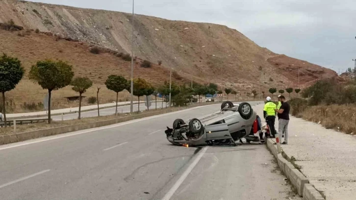 Tokat’ta kaldırıma çarpan araç takla attı: 3 yaralı
