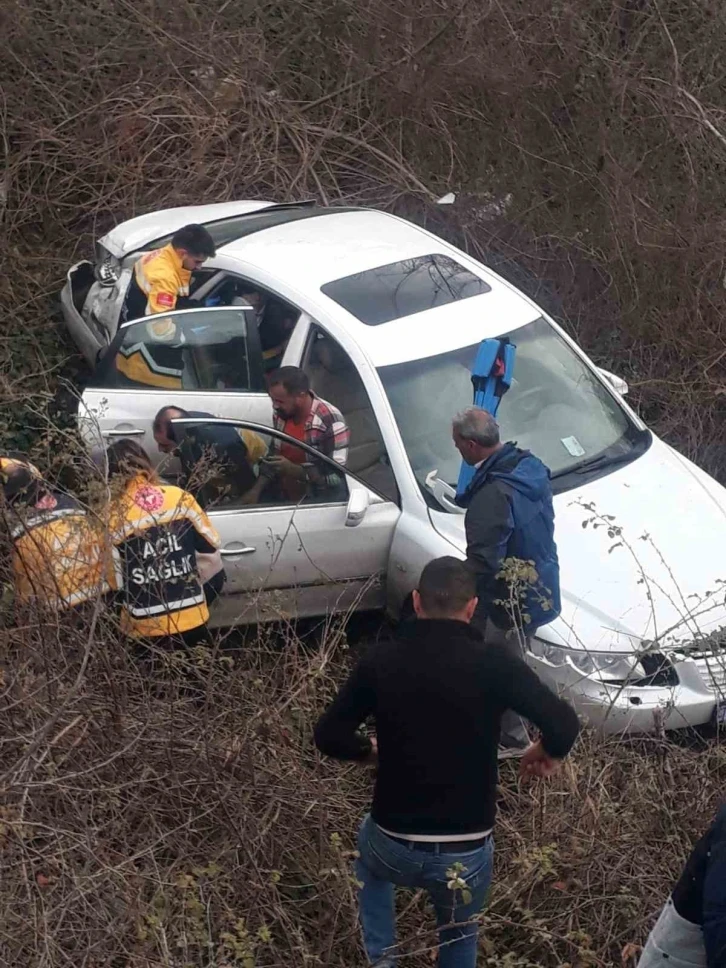 Tokat’ta otomobil tarlaya uçtu: 3 yaralı
