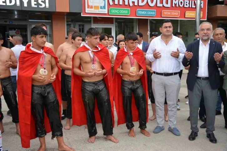 Tokat’ta  şampiyon pehlivanlar coşkuyla karşılandı
