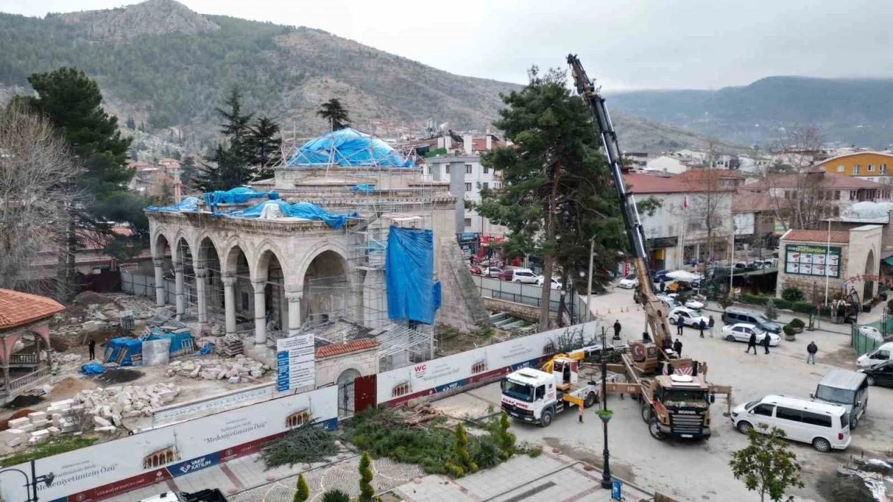 Tokat’ta tarihi cami restorasyonunda mezarlara ulaşıldı
