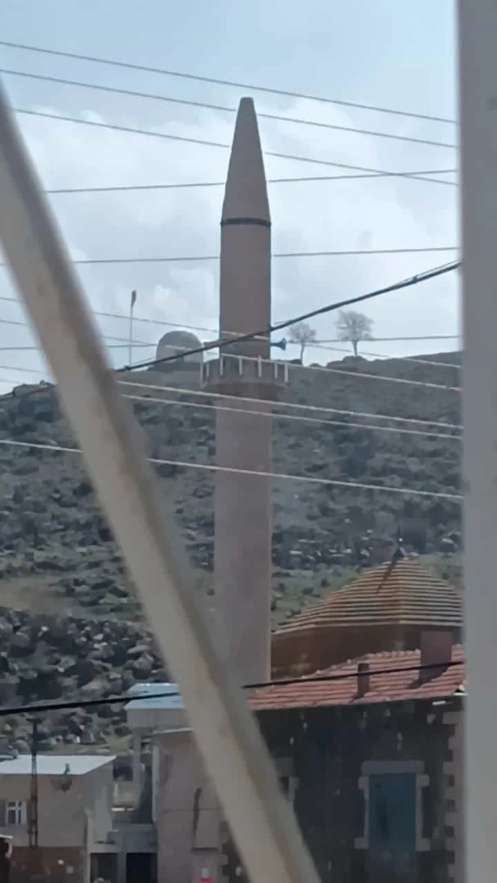 Tomarza’da aşırı rüzgar cami şerefesini düşürdü
