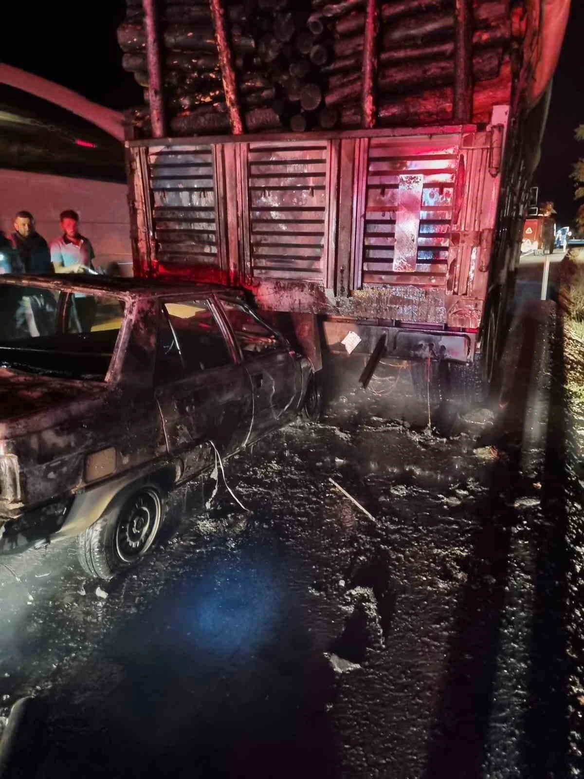 Tomruk yüklü tıra çarpan otomobil alev alev yandı: 1 ağır yaralı
