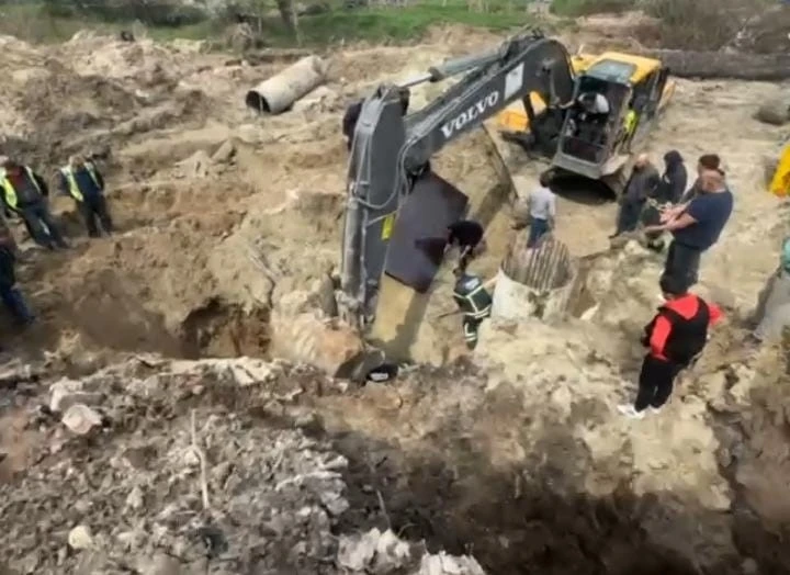 Toprak altında kalan işçileri kurtarma çalışmaları sürüyor
