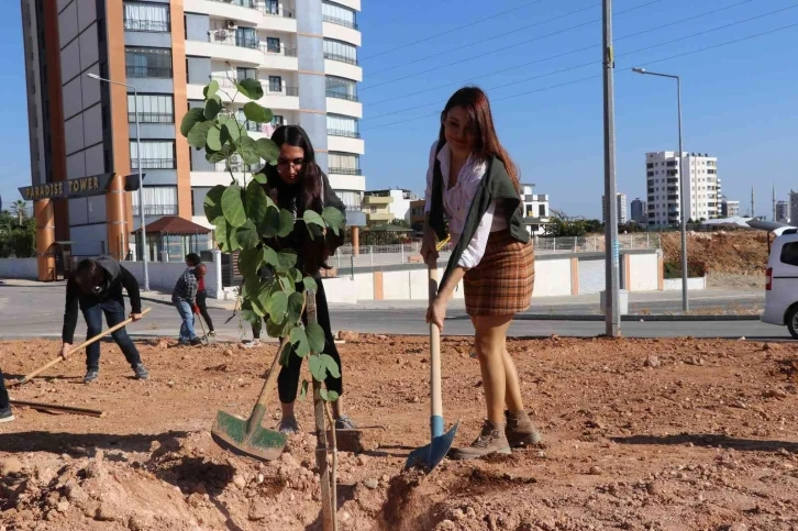 Toros Üniversitesi öğrencileri fidanları toprakla buluşturdu
