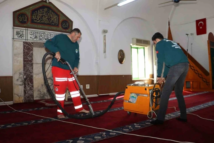 Toroslar’da camiler Ramazan ayına hazırlanıyor
