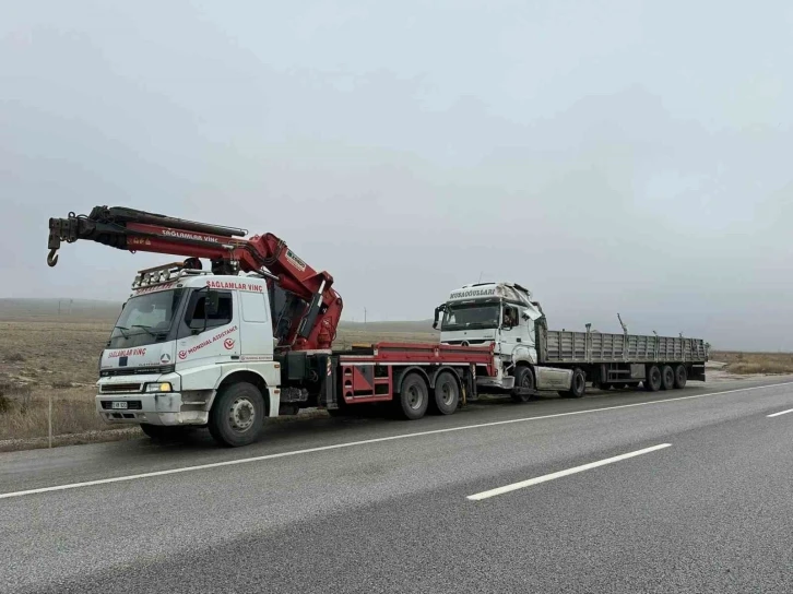 Toz şeker yüklü tır refüje girerek devrildi, 2 kişi yaralandı
