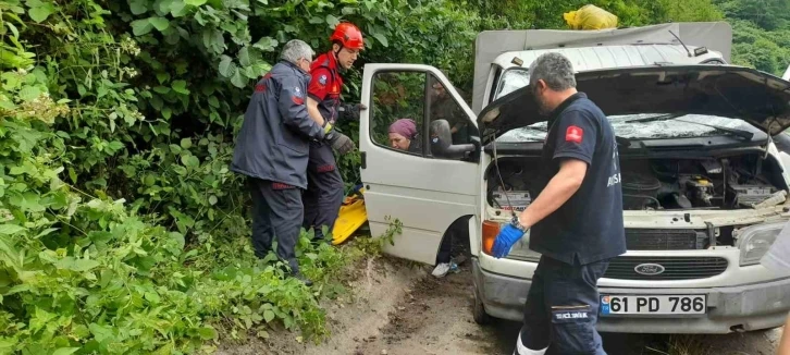 Trabzon’da araç köy yolundan karayoluna düştü: 3 yaralı
