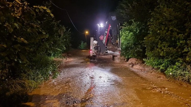 Trabzon'da sağanak hayatı olumsuz etkiledi