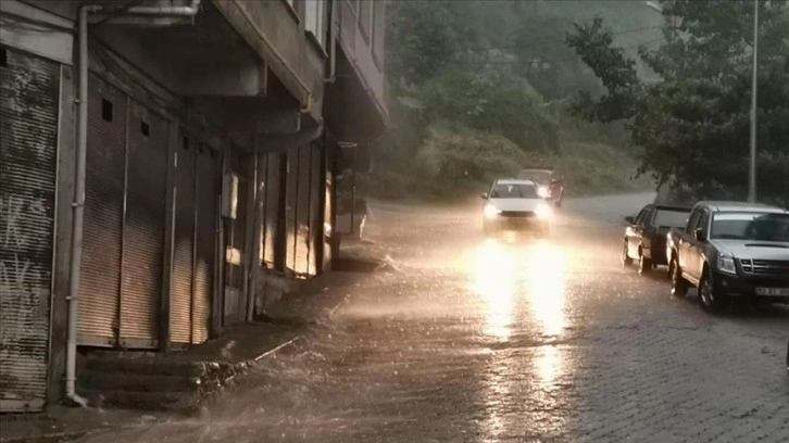 Trabzon'da şiddetli yağış etkili oldu