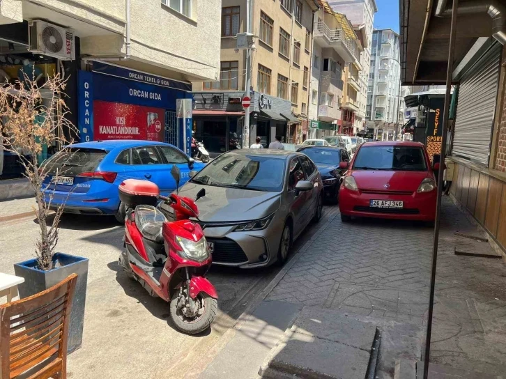 Trafiğe kapalı sokağı motosikletlerden sonra şimdi de otomobiller işgal etti
