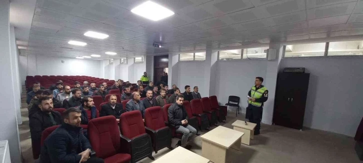 Trafik ekiplerinden okul servis şoförlerine seminer