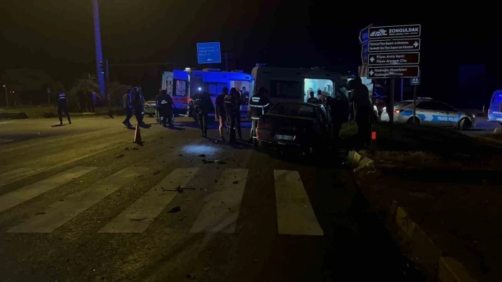 Trafik ışıklarında bekleyen araçlara çarptı: 2 hafif 1 ağır yaralı
