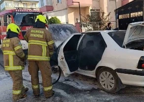 Trafik ışıklarında bekleyen otomobil bir anda alev aldı