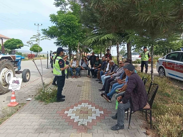 Trafik jandarmasından çiftçilere traktör güvenliği eğitimi
