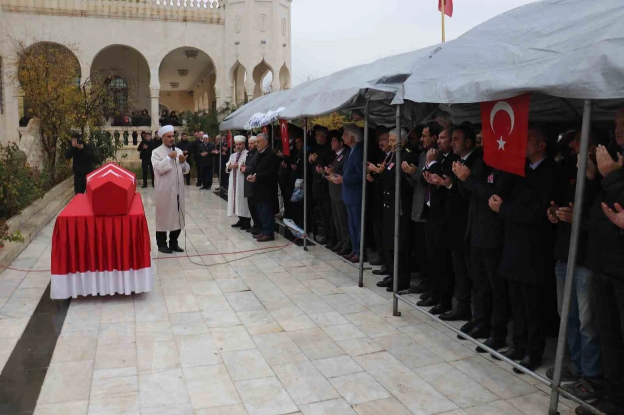 Trafik kazasına müdahale ederken şehit olan polis memuru son yolculuğuna uğurlandı
