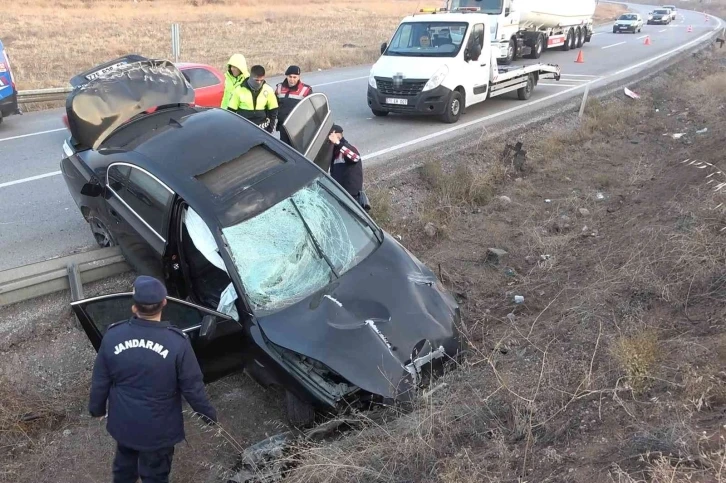 Trafik levhalarına çarpan otomobil 150 metre sürüklendi: 2 yaralı