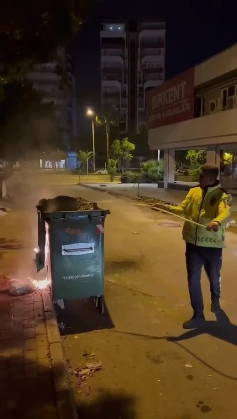 Trafik polisleri bu kez yangın söndürdü
