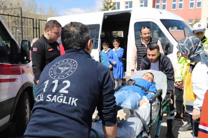 Trafik ve İlk Yardım Haftasında öğrencilere uygulamalı eğitimler verildi
