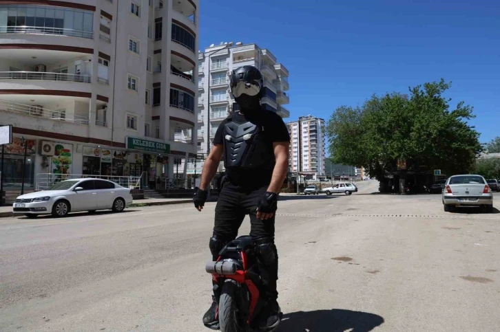 Trafikte gören &quot;robot&quot; sanıyor
