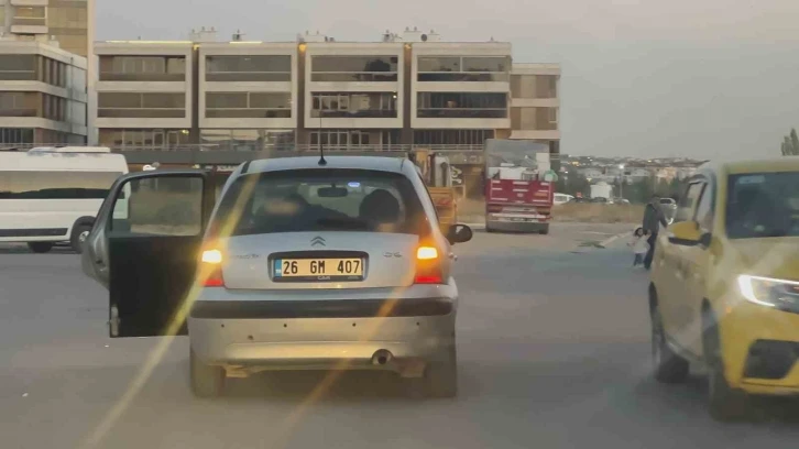 Trafikte kapısı açık seyreden sürücü pes dedirtti
