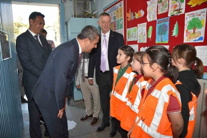 Trafikte parlayan yıldız minikler ödüllendirildi
