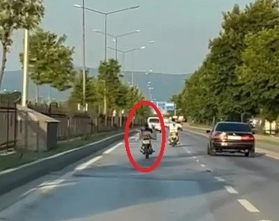 İnegö’de üzerine yattığı motosikletlinin tehlikeli anları