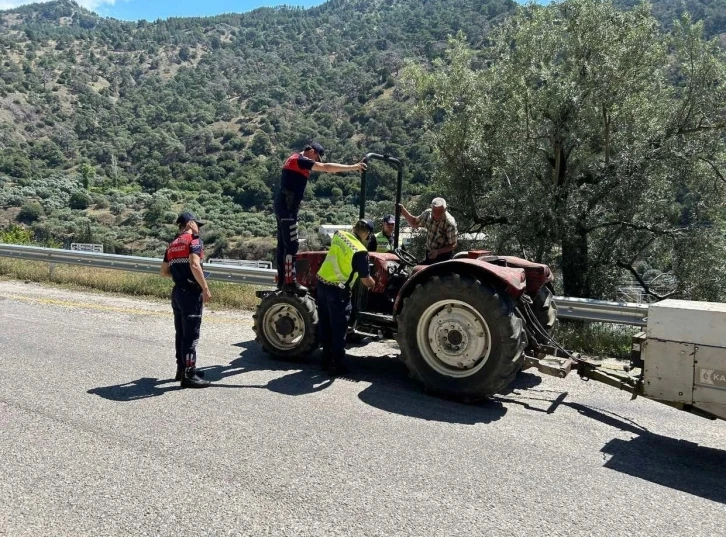 Traktör sürücülerine reflektörün önemi anlatıldı
